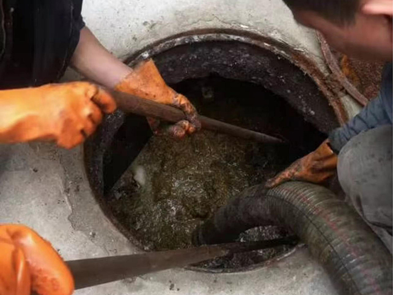 铁西清理化粪池时如何避免沼气的危害？